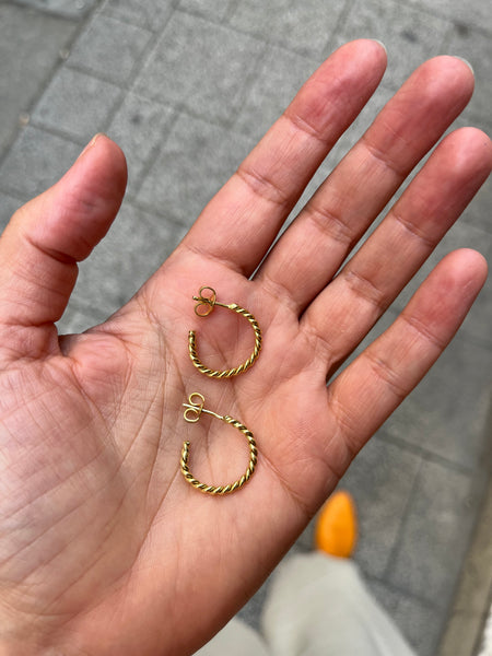 Medium twisted hoops earrings