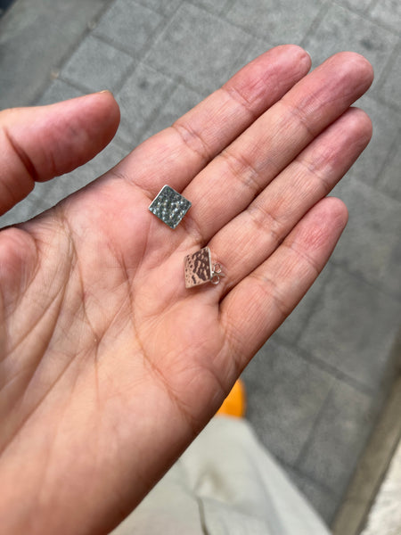 Square textured earrings EZÜST