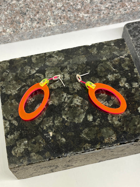 NEON PLEXI FÜLBEVALÓ