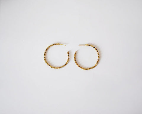 Medium twisted hoops earrings